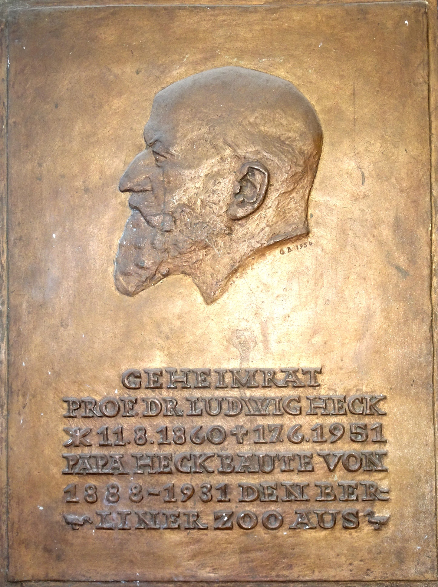 Ehrentafel für "Papa Heck" im Eingang der Ludwig Heck-Schule, Berlin (Foto: © Archiv GAP)