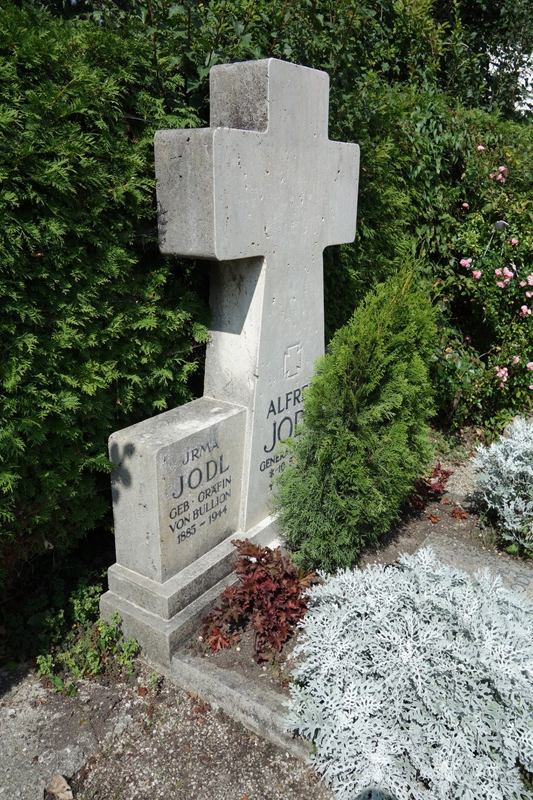 Seit diesem Herbst verdeckt eine Thuja die Inschrift auf dem Jodl-Gedenkkreuz, Foto: © G. Wieland