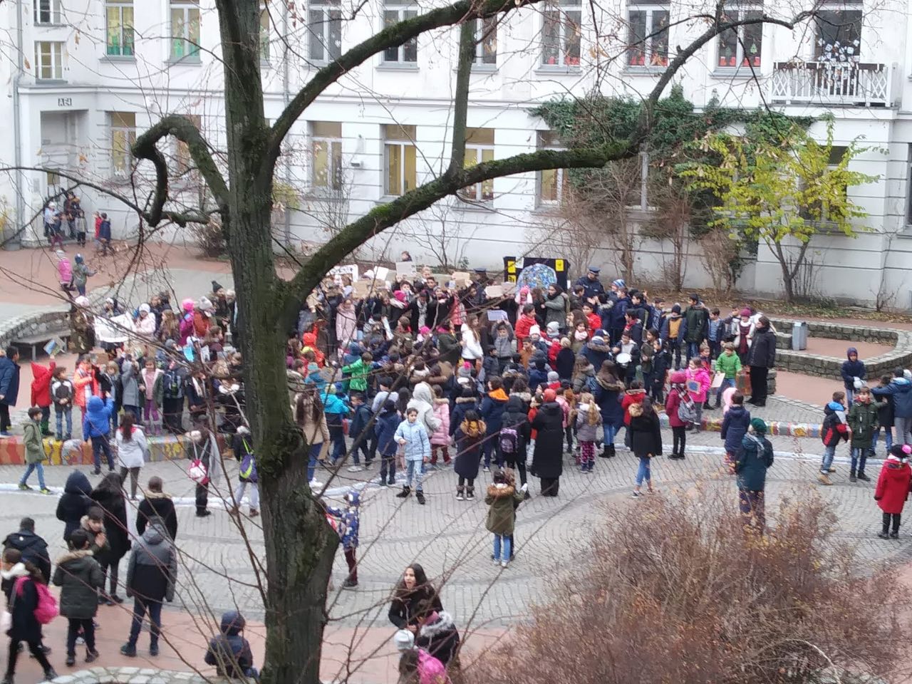Kundgebung auf dem Schulhof der Richard-Grundschule in Berlin-Neukölln. Foto: © S. Navissi