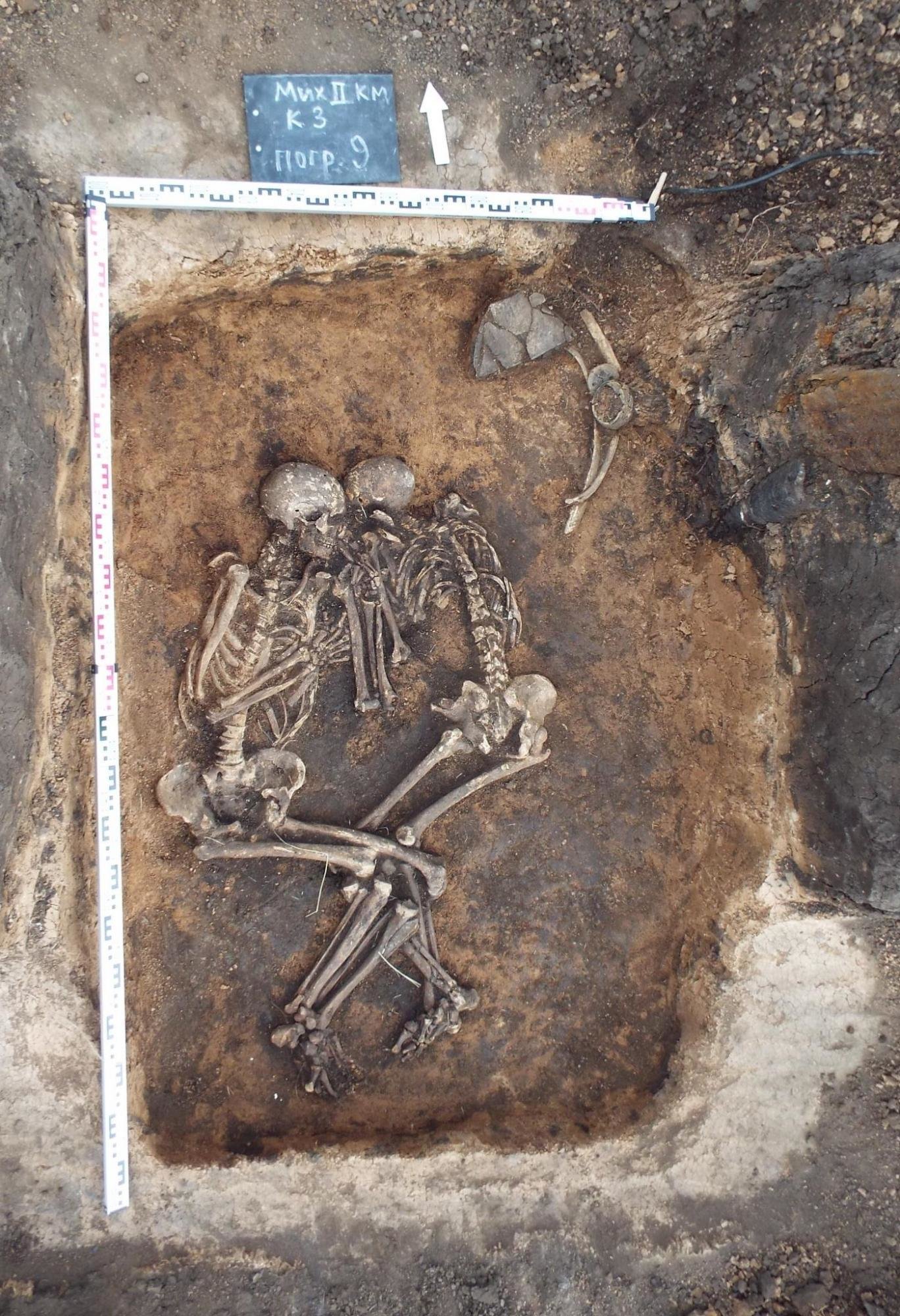 Vor rund 3800 Jahren wurden die beiden Pestopfer in der Samara-Region im heutigen Russland gemeinsam bestattet./© V.V. Kondrashin and V.A. Tsybin; Spyrou et al. 2018. Analysis of 3,800-year-old Yersinia pestis genomes suggests Bronze Age origin for bubonic plague. Nature Communications.