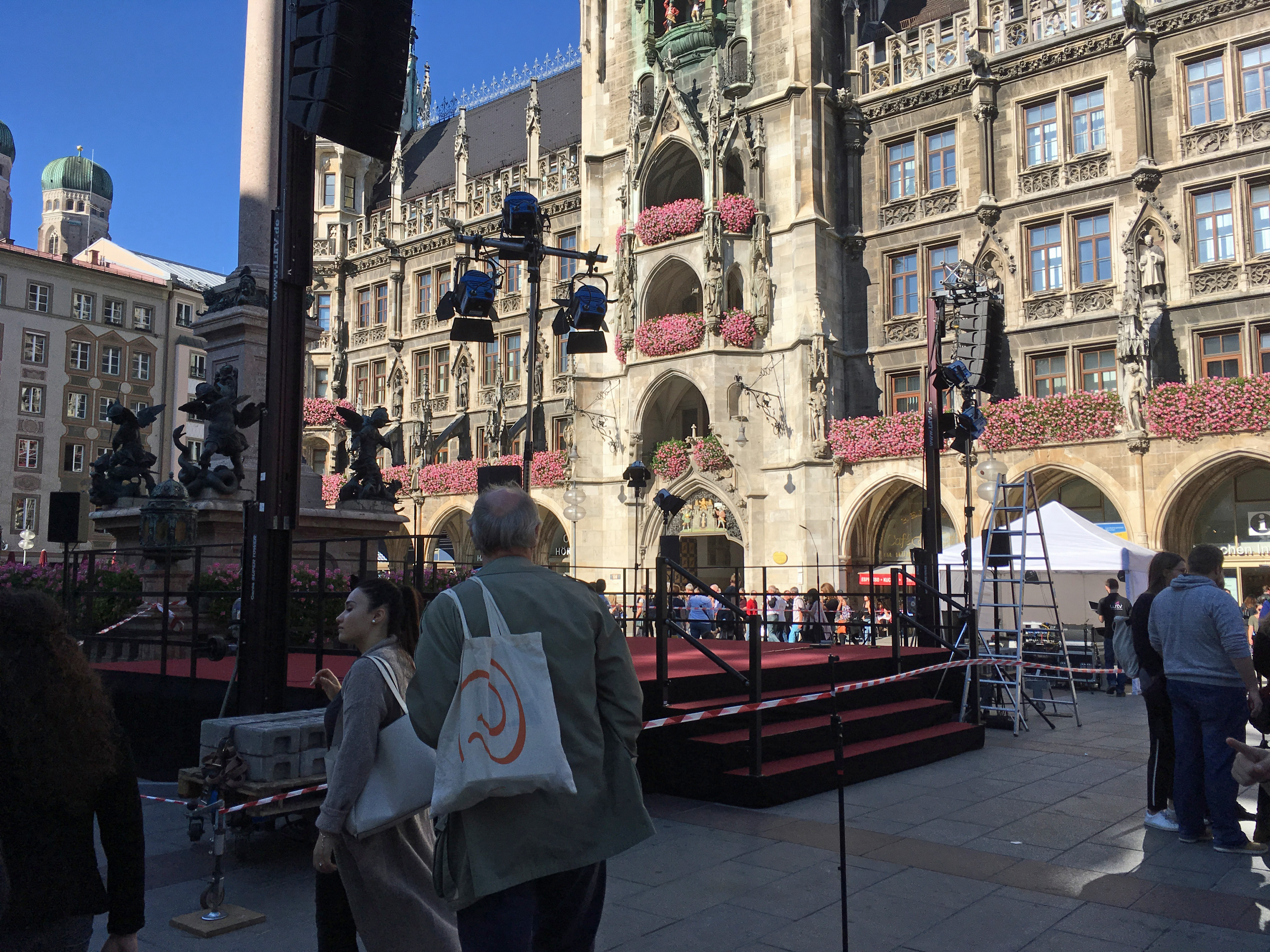 Die kleine Bühne, wegen der "der Söderling" nicht auf dem Marienplatz aufgestellt werden durfte. Foto: © Gisa Bodenstein