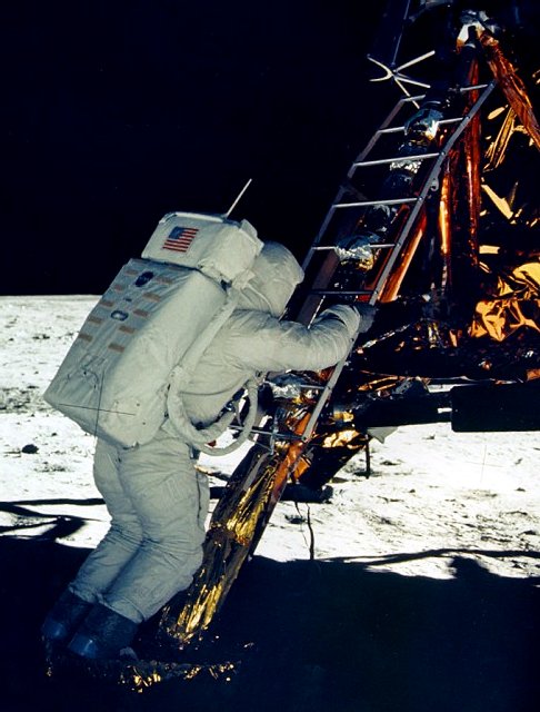 Buzz Aldrin verlässt die Eagle, Foto: NASA, gemeinfrei