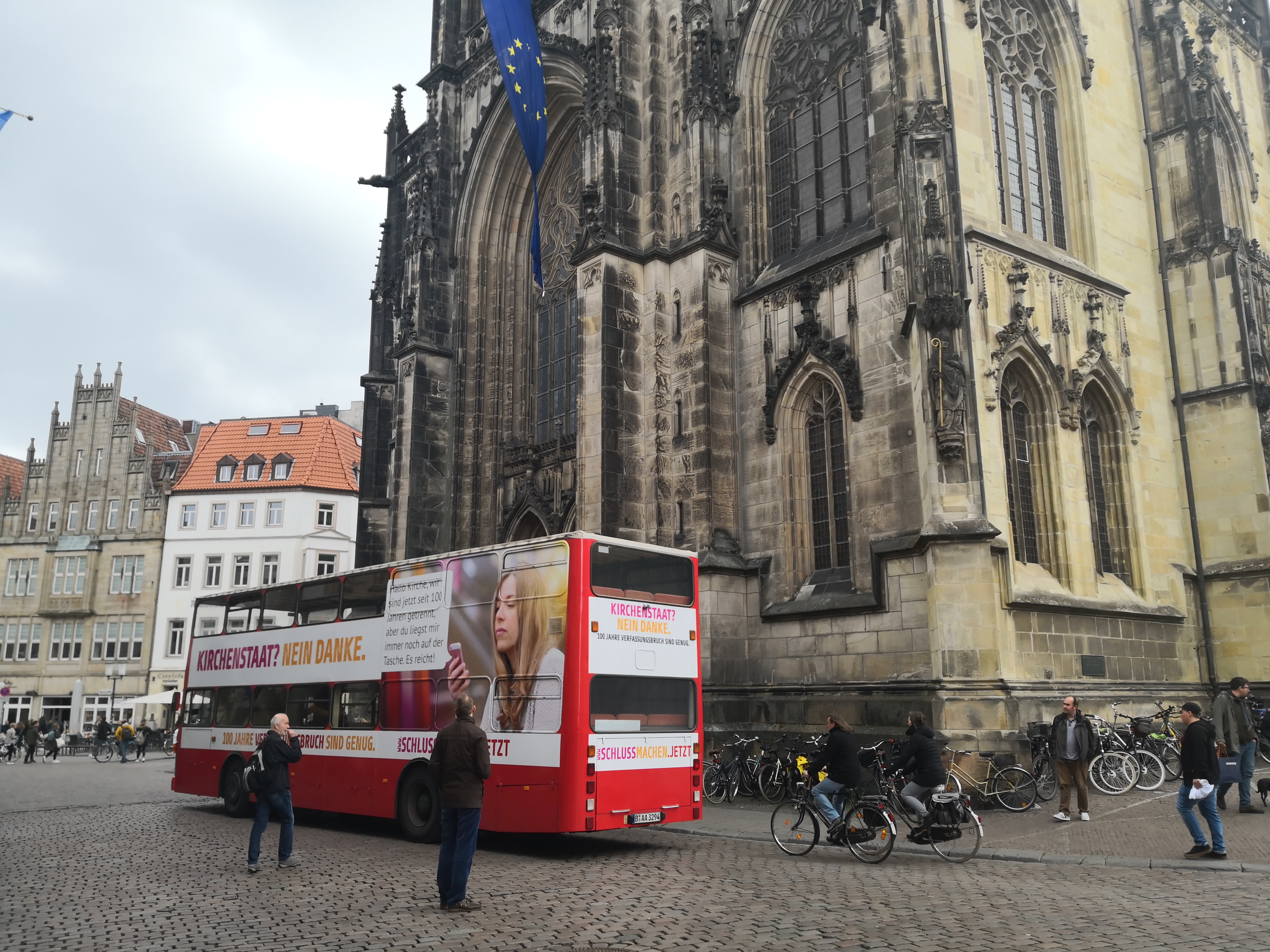 Der Bus vor dem Dom von Münster, Foto: © Maximilian Steinhaus
