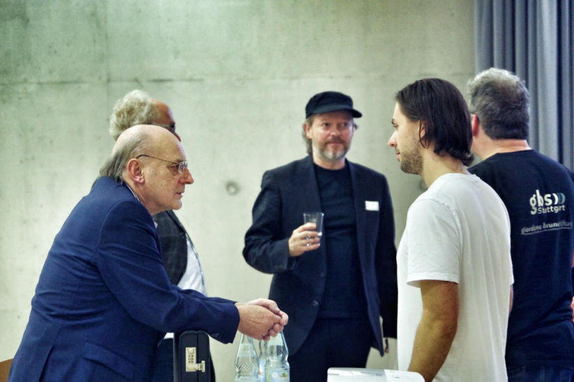 Bernd Vowinkel (vorn links) und Michael Schmidt-Salomon (hinten rechts) beim Stuttgarter Zukunfssymposium. (Foto: © Florian Chefai)
