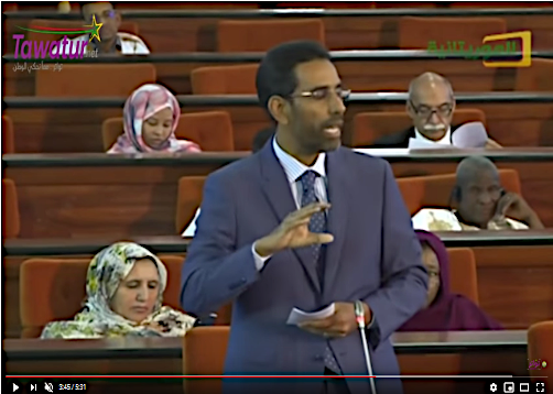 Am 15.4.2019 fordert der mauretanische Abgeordnete Mohamed Bouya Cheikh Mohamed Vadel die Verurteilung von Yahya Ekhou. Screenshot vom mauretanischen Fernsehen, YouTube, 2019
