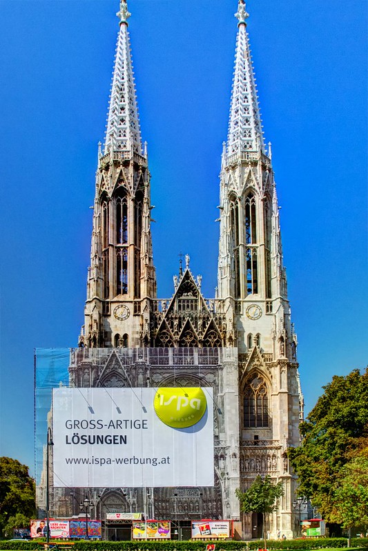 Votivkirche Wien hinter einem Werbeplakat, Foto: © Frank Nicolai
