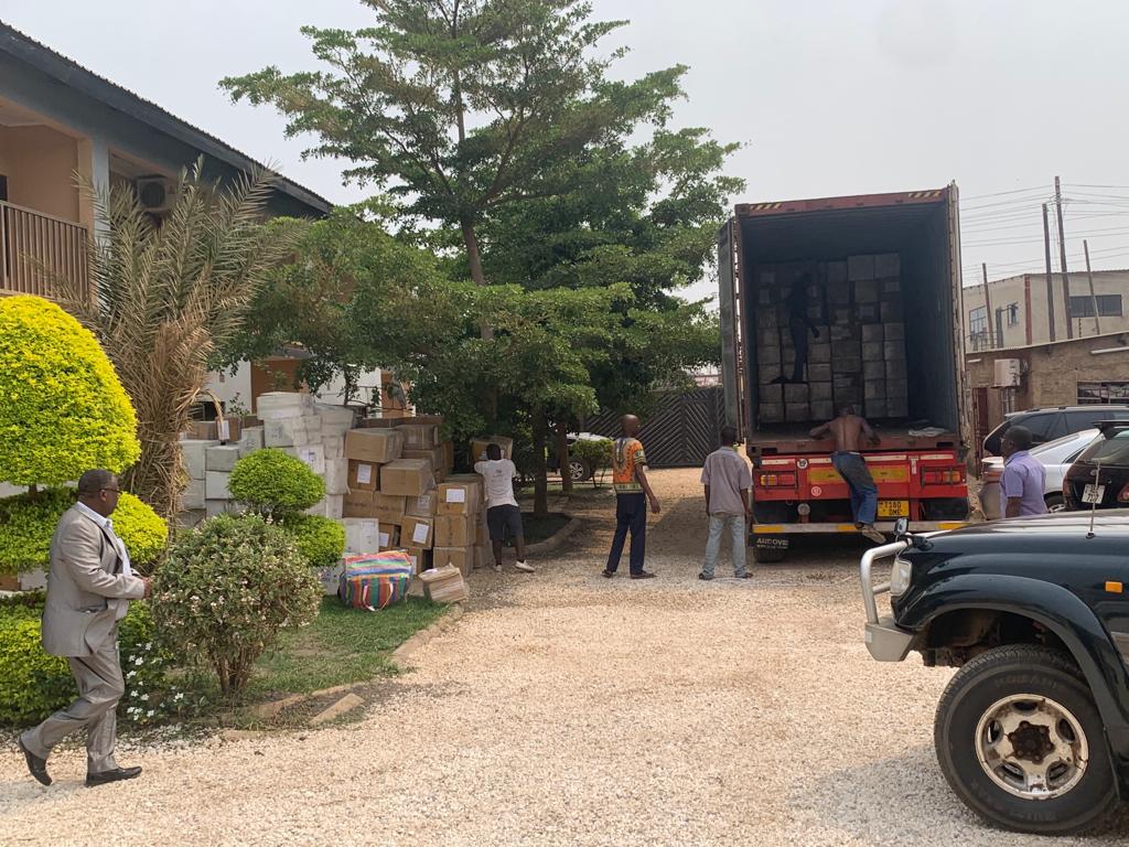 Aus einem Lastwagen von Medi-Help werden in Lusaka in Sambia Medikamente aus Indien ausgeladen. © zvg
