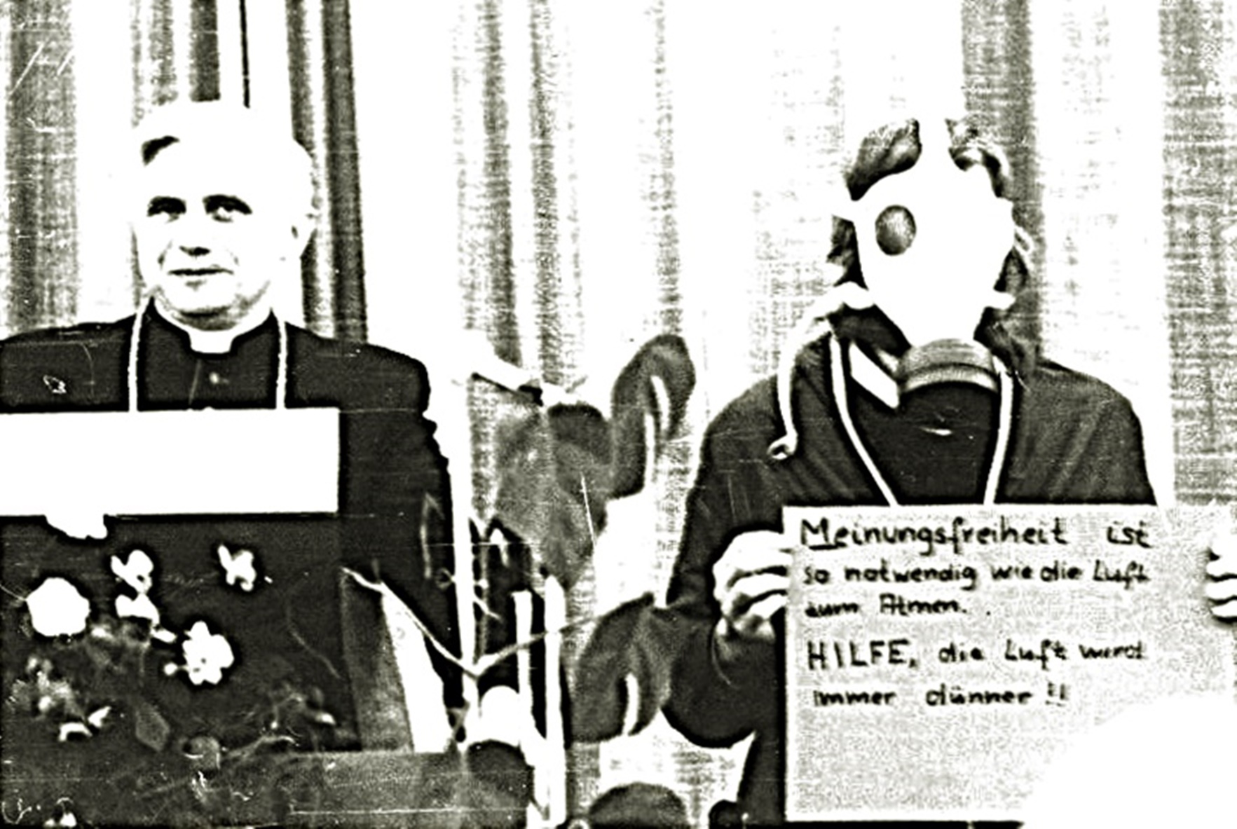 Erzbischof Ratzinger an der Katholischen Stiftungsfachhochschule München, 1978. Auf dem Schild des "verirrten jungen Mannes" (so Ratzinger in seiner Rede) steht: "Meinungsfreiheit ist so wichtig wie die Luft zum Atmen. HILFE, die Luft wird immer dünner". (Foto: privat)
