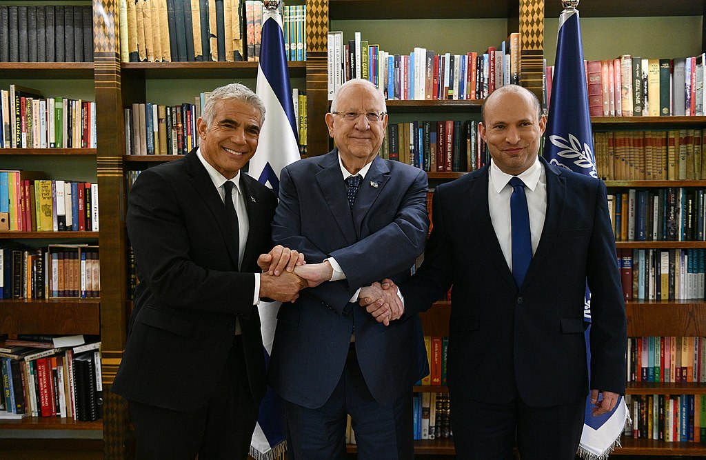 Yair Lapid (links) und Naftali Bennett (rechts) mit Präsident Reuven Rivlin (mitte), Juni 2021