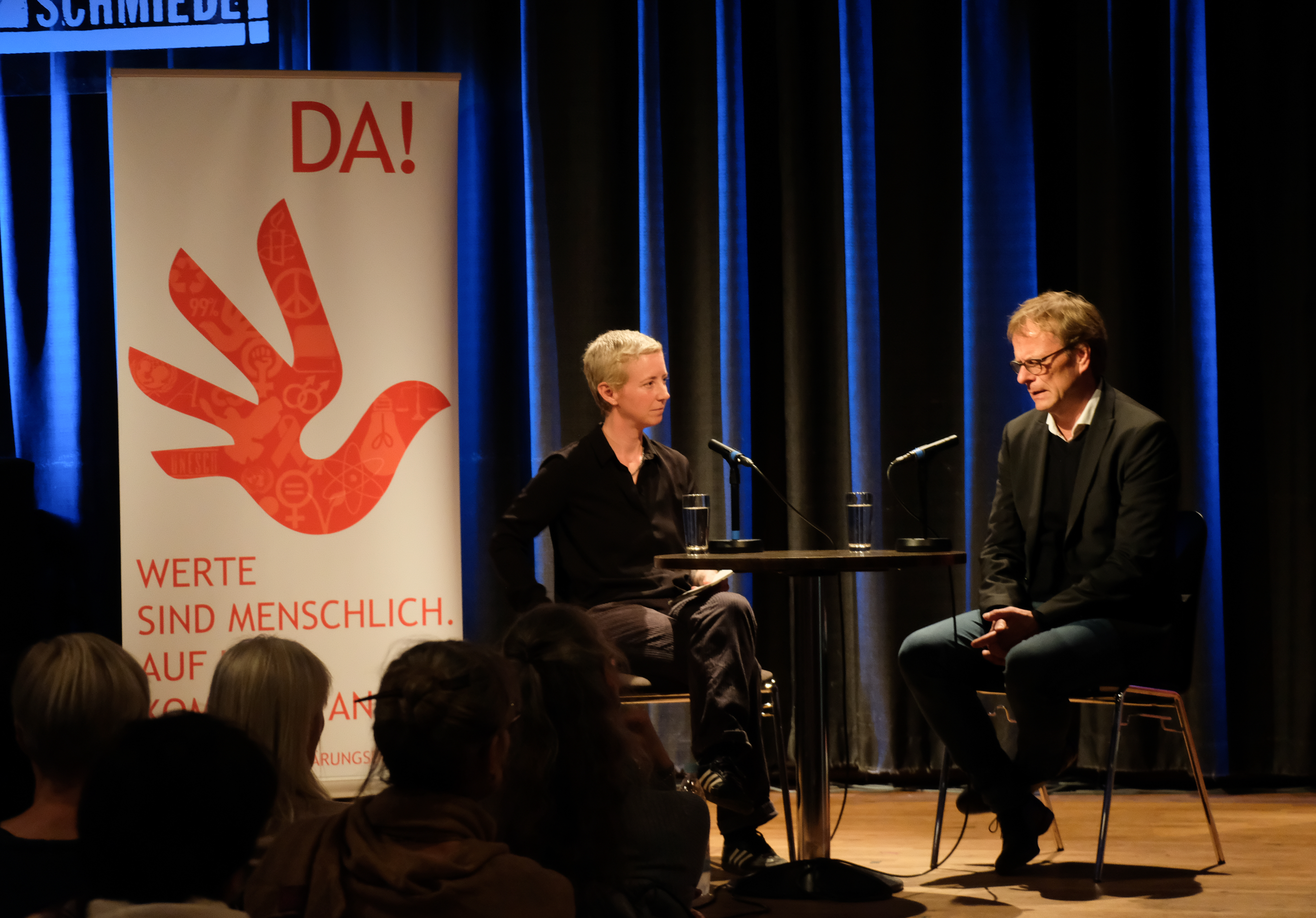 Interviewerin Katrin Wiesemann (l) mit Hendrik Cremer (r.), Foto: © Eva Creuz