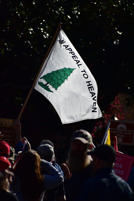 Die mittlerweile als christlich nationalistisch bewertete "An Appeal To Heaven"-Flagge bei einer Proud Boys-Demonstration in Raleigh, North Carolina, November 2020. Picture by Anthony Crider via Flickr.