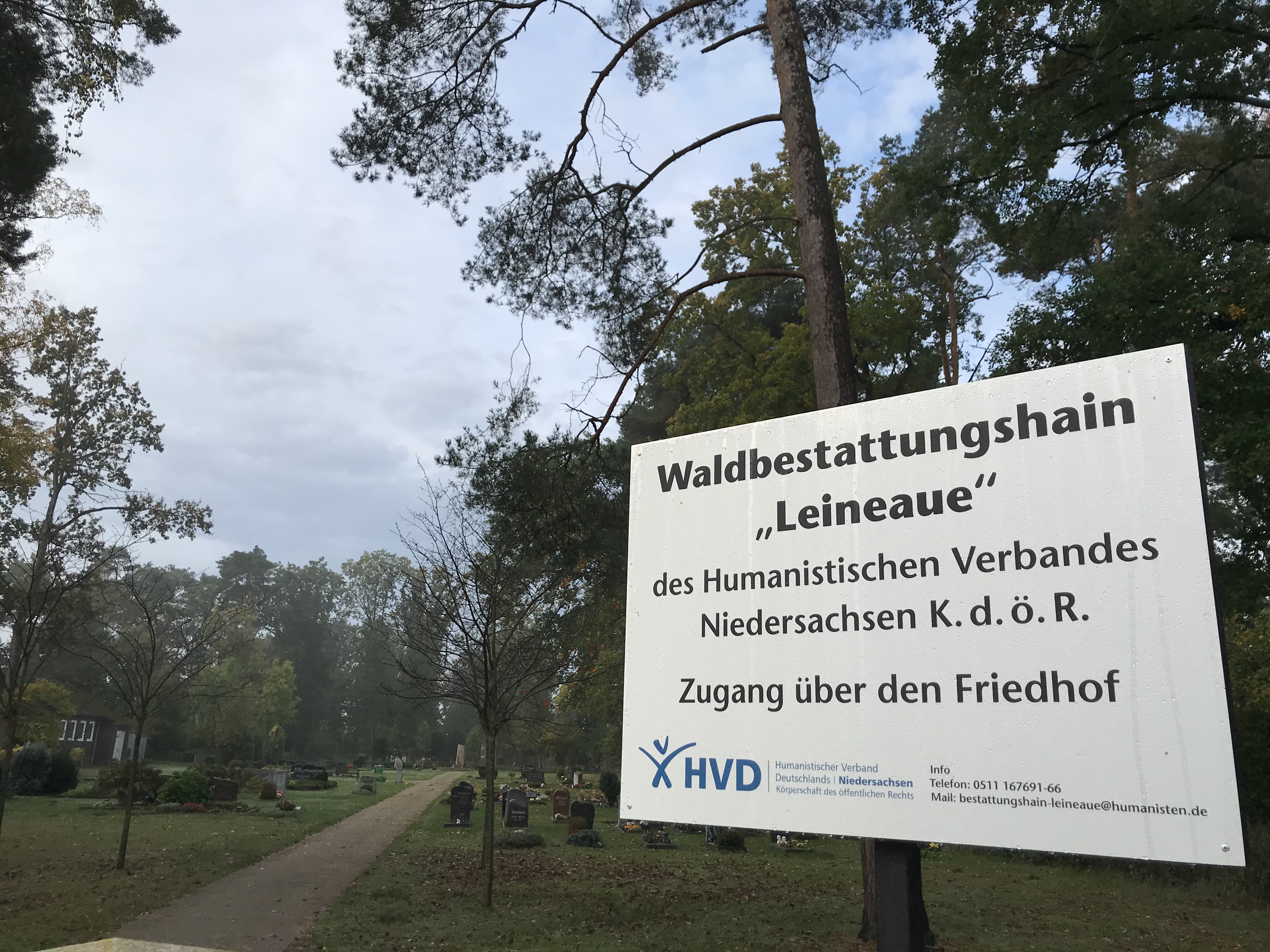 Der humanistische Waldbestattungshain Leineaue liegt direkt hinter dem städtischen Friedhof in Garbsen.