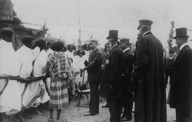 Kaiser Wilhelm II. begegnet einer Gruppe Äthiopier bei einer Völkerschau im Tierpark Hagenbeck (1909)