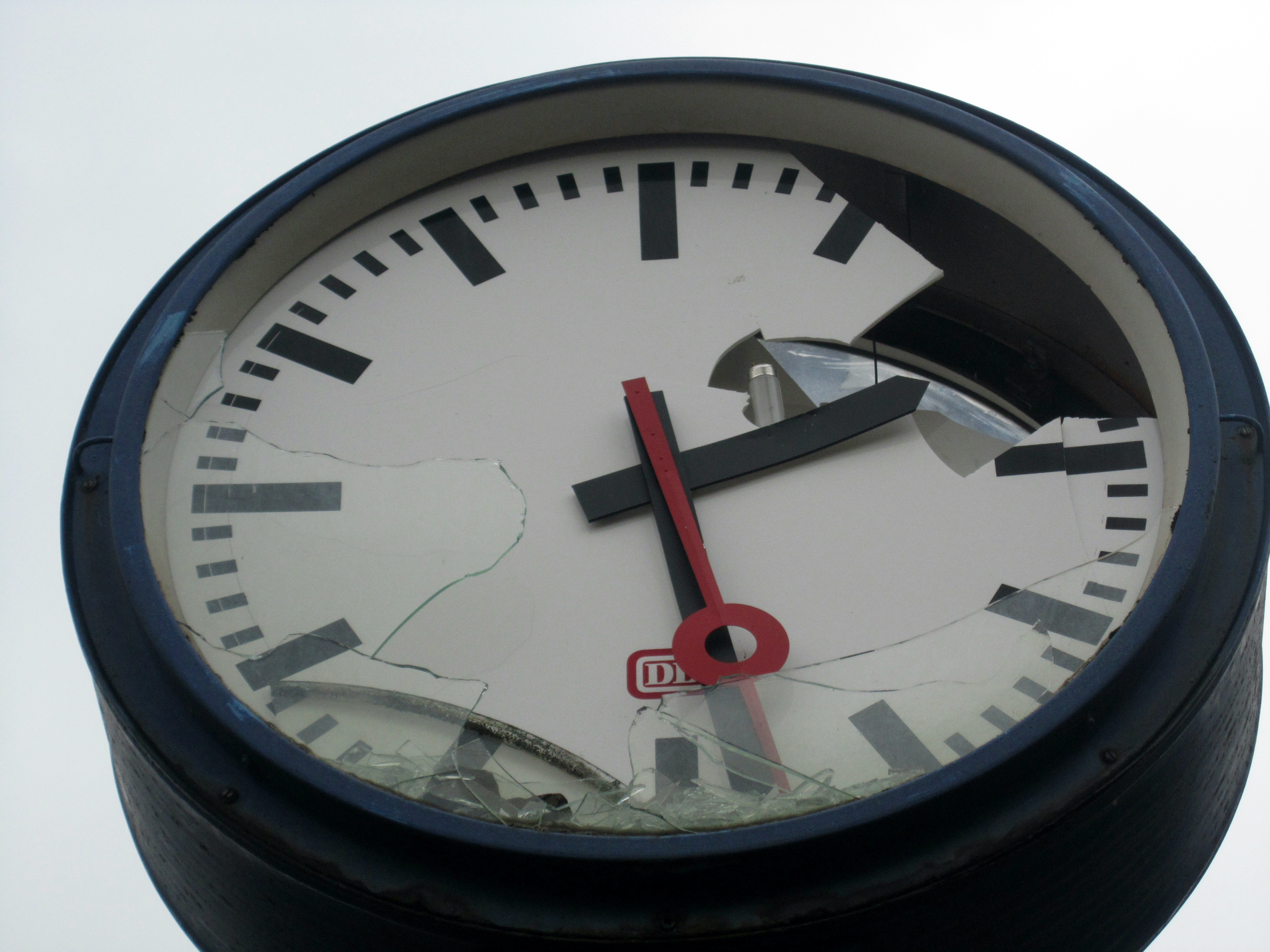 Auch eine kaputte Uhr zeigt zweimal täglich die richtige Zeit an. Foto: © Peter Kurz