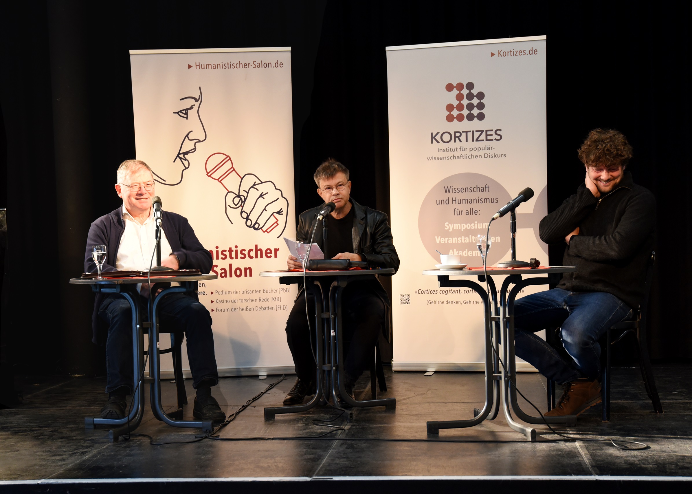 Der Kirchenmann und konservative Politiker (links) und der konfessionsfreie Vertreter (rechts) auf der Bühne. Foto: © H. Sommer