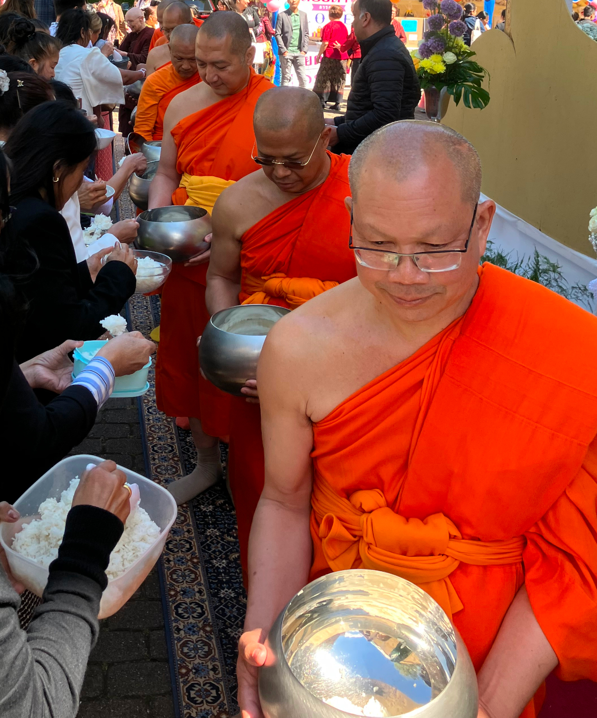 Mönche beim Essensgang, voran der leitende Abt des Wat Dhammavihara, Foto: © Andreas Dietz (Bildfreigabe durch den Abt)