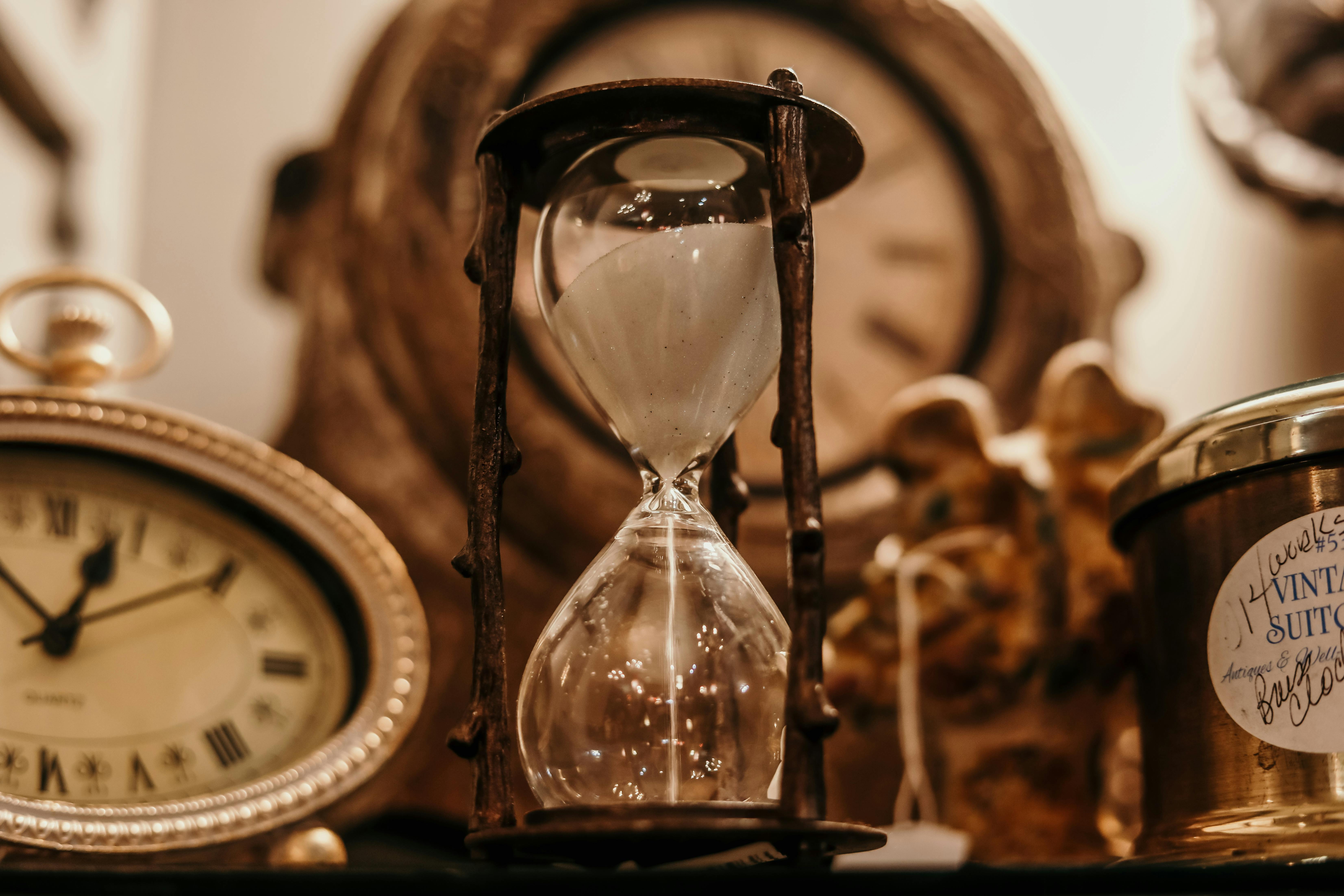 Die Sanduhr kann auch nachdenklich machen. Foto: © Jordan Benton/ pexels