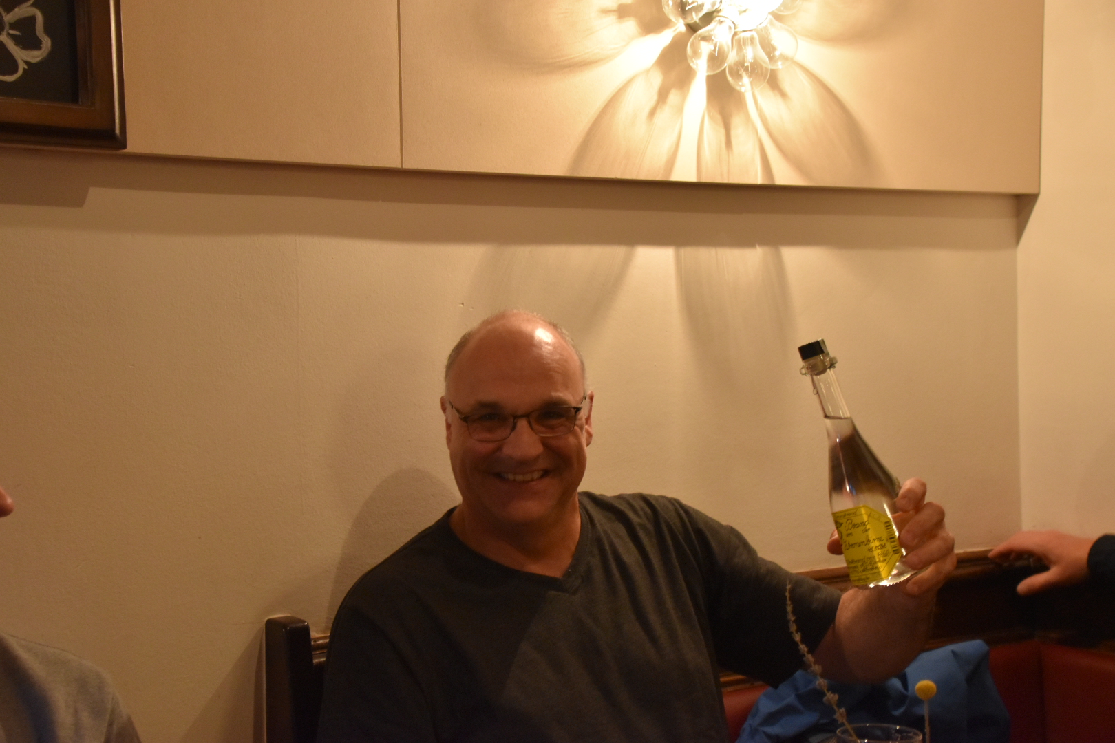 Hansjörg Albrecht mit seinem Geschenk, Foto: © Brigitte Winkelmann