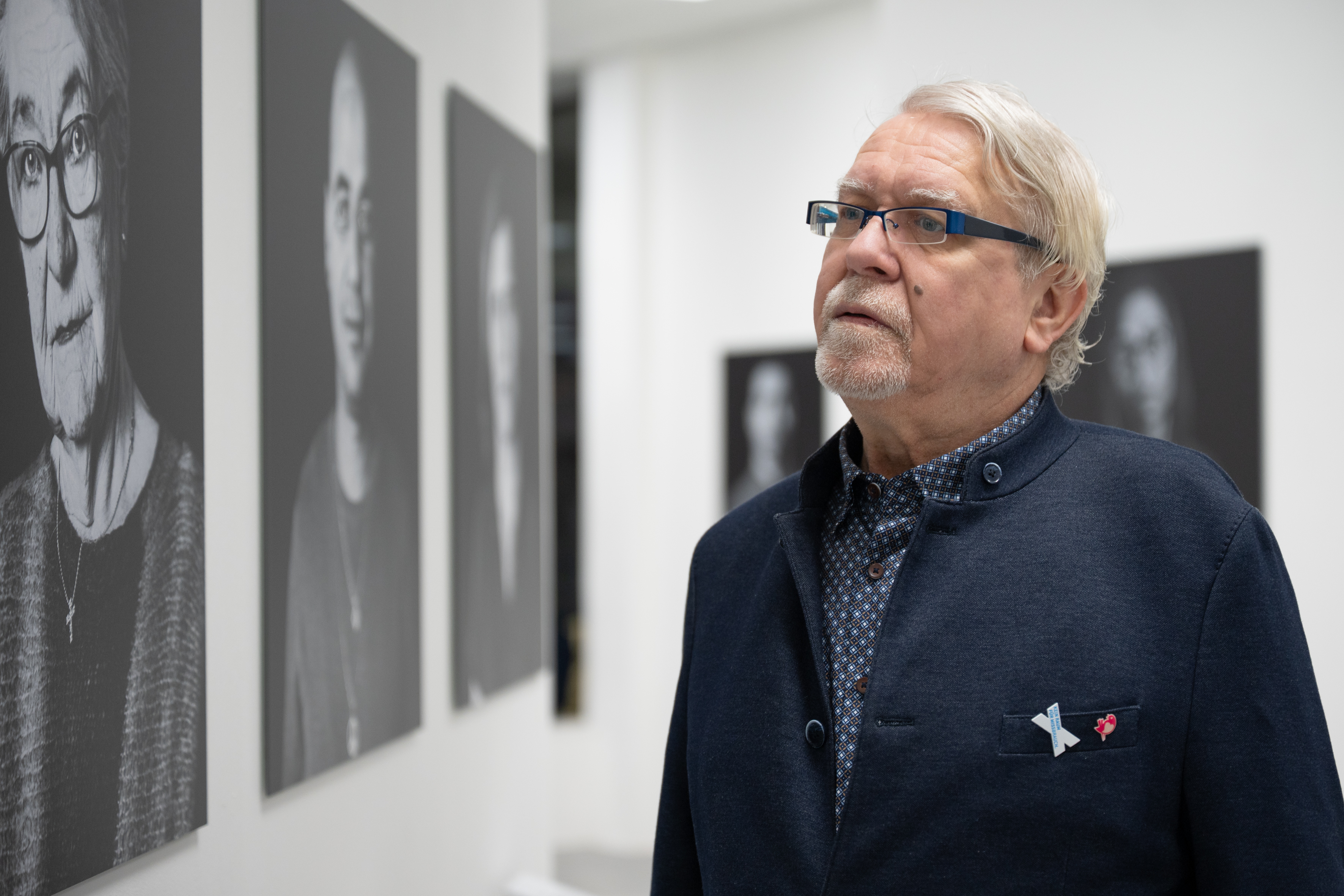 Karl Haucke in der Ausstellung. Foto: © Angela von Brill