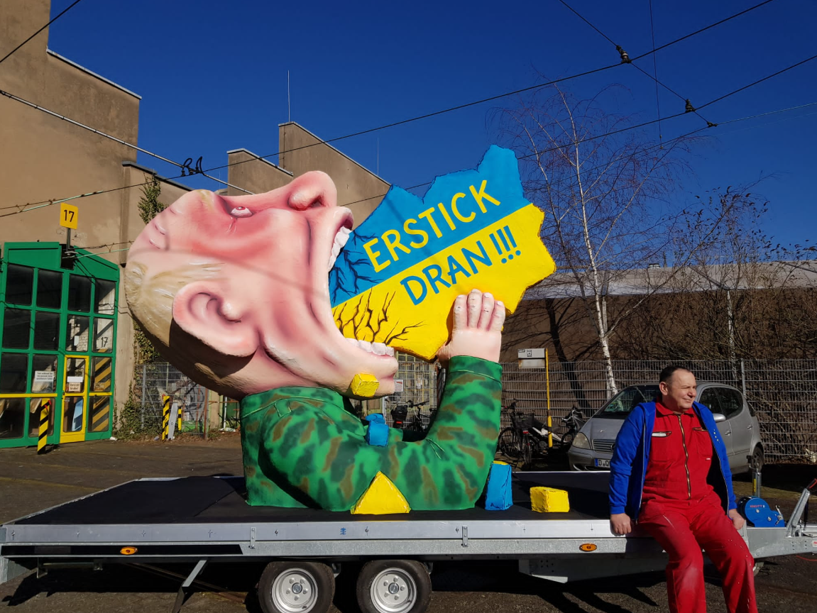 Tilly mit einer weiteren Putin-Figur Tilly mit einer weiteren Putin-Figur