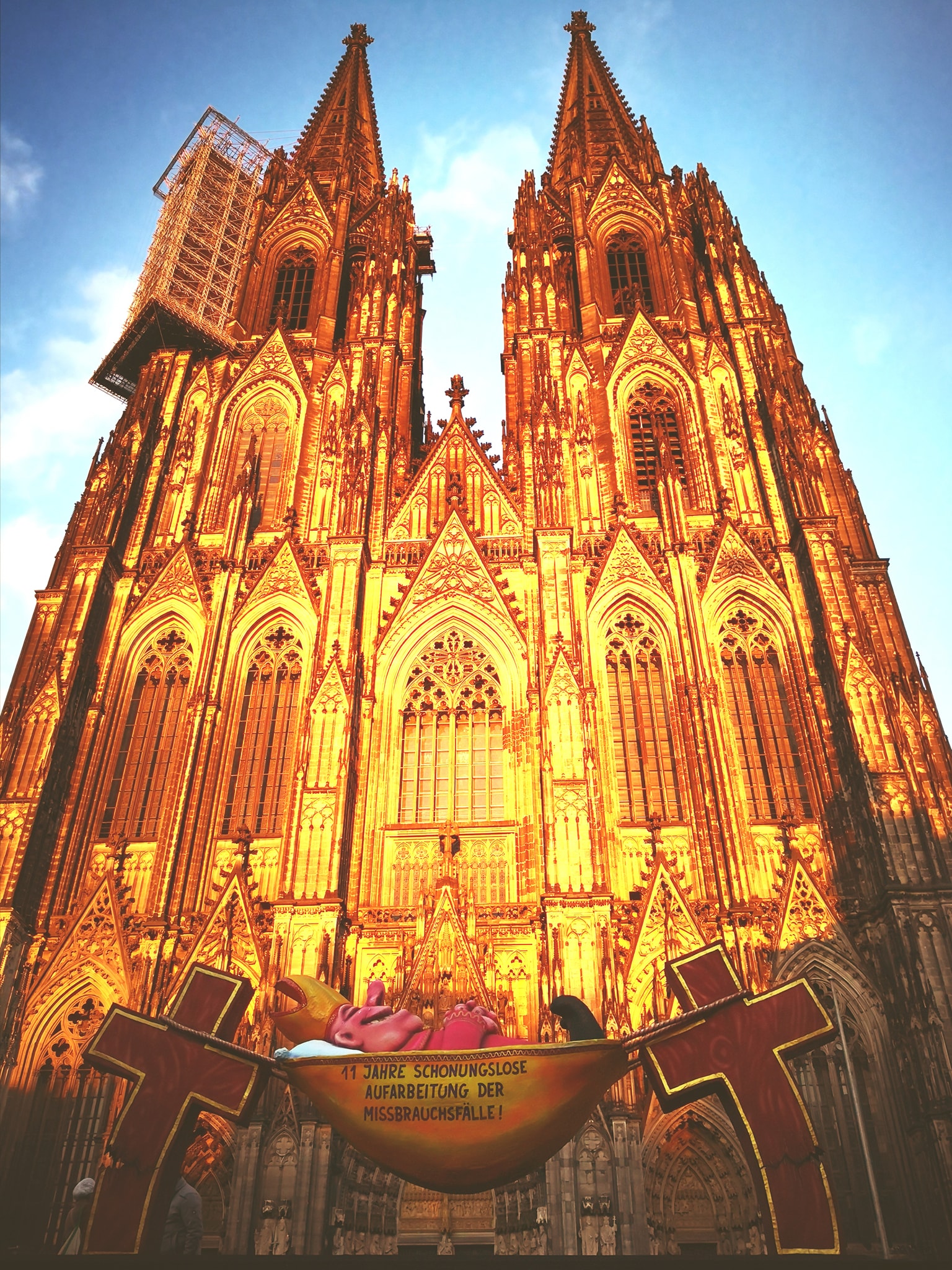Der "Hängemattenbischof" vor einem glühenden Kölner Dom