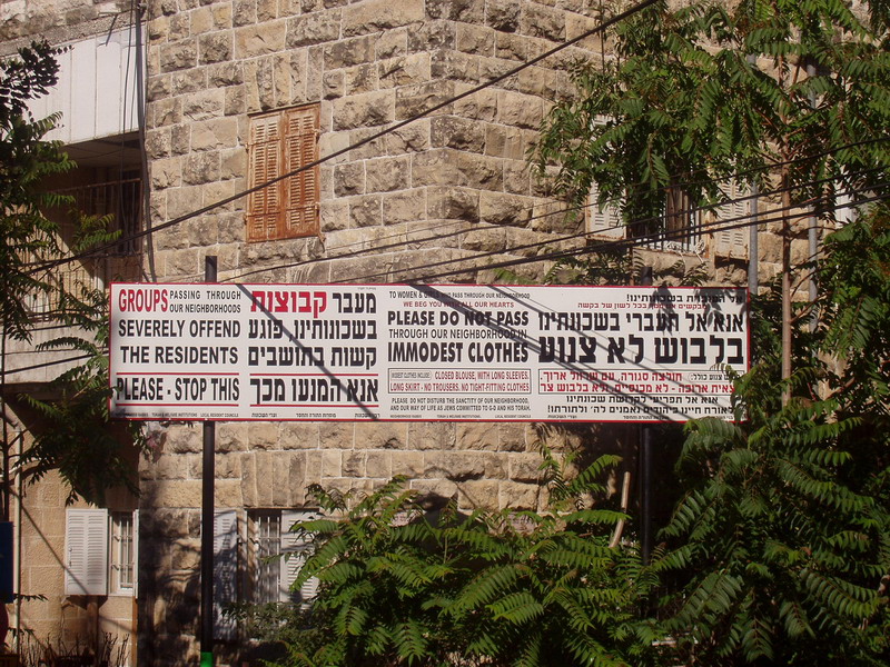 Hinweis-Plakat in streng orthodoxem Viertel