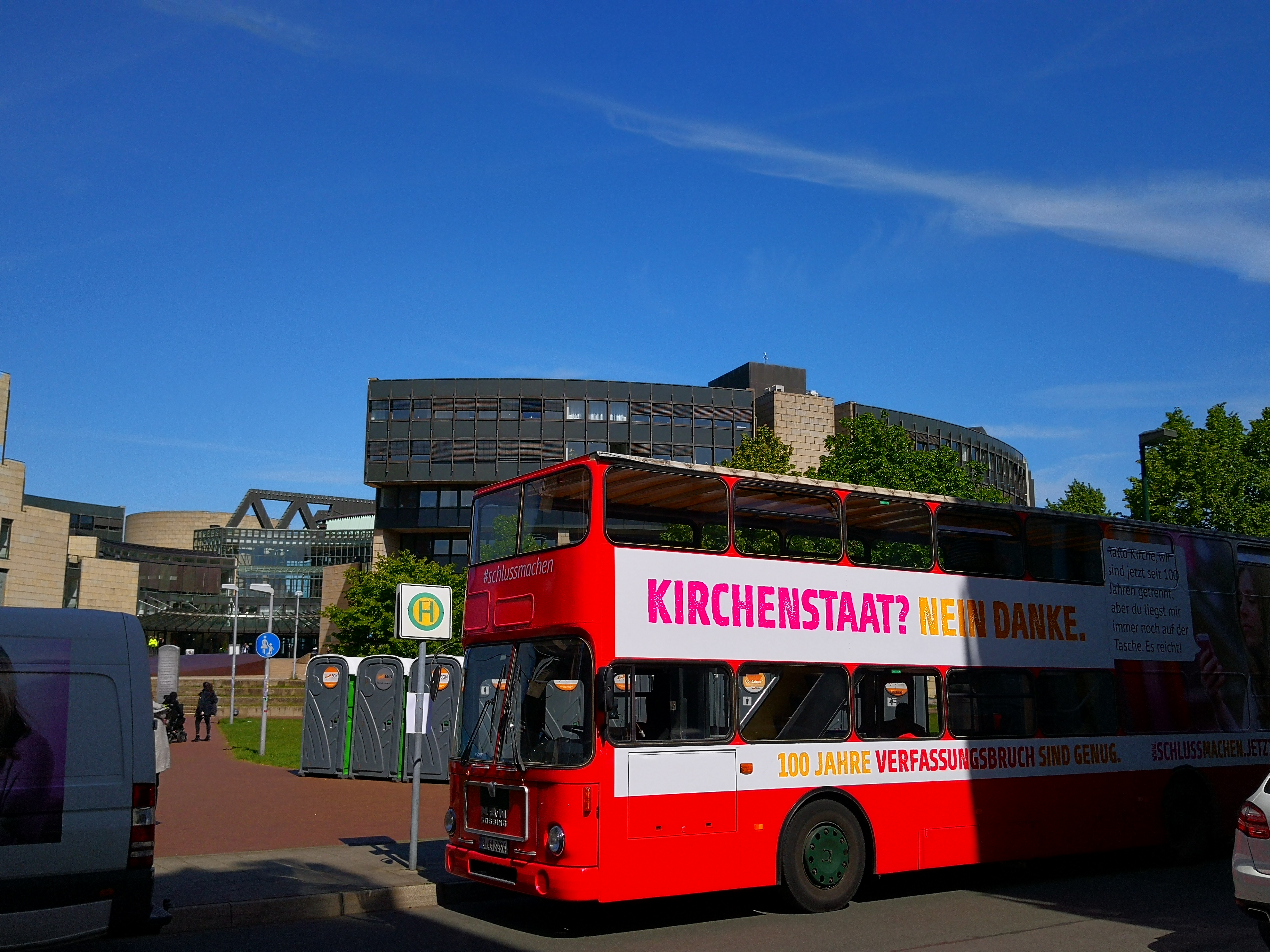 Der Bus vor dem Landtag von NRW, Foto: © Maximilian Steinhaus