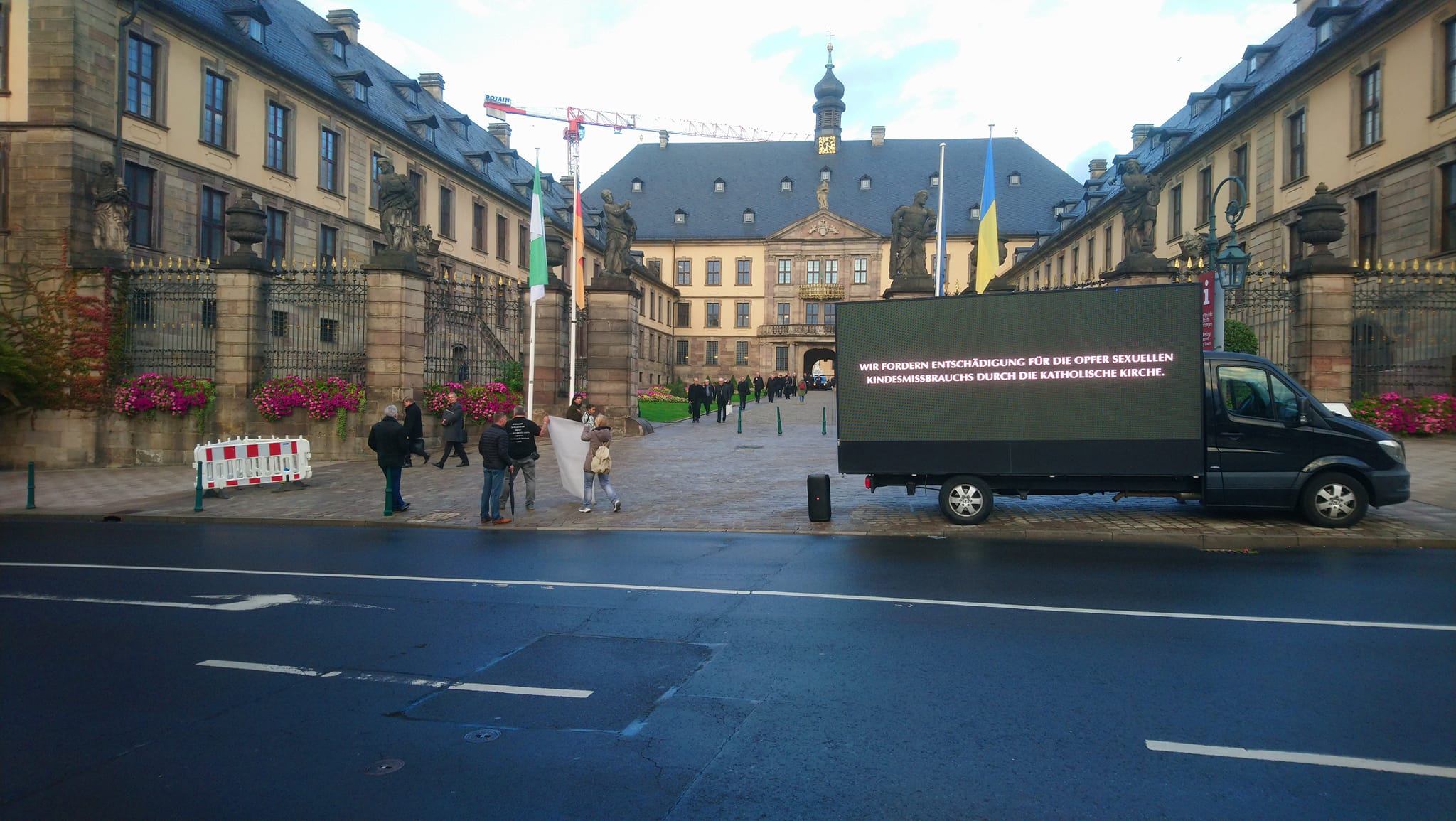 Mobile LED-Videowand vor dem Tagungsort in Fulda