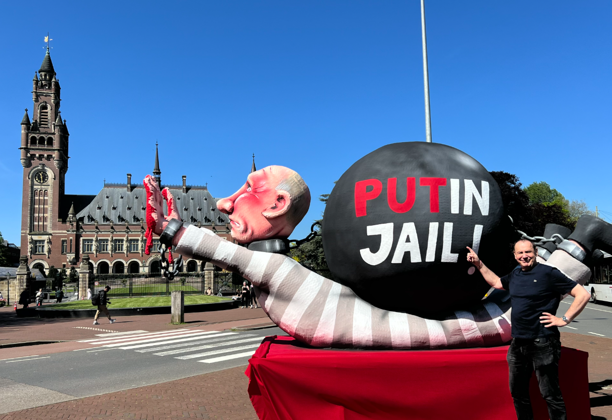 Tilly mit Putinfigur in Den Haag Tilly mit Putinfigur in Den Haag