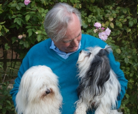 Richard Dawkins mit seinen Hunden