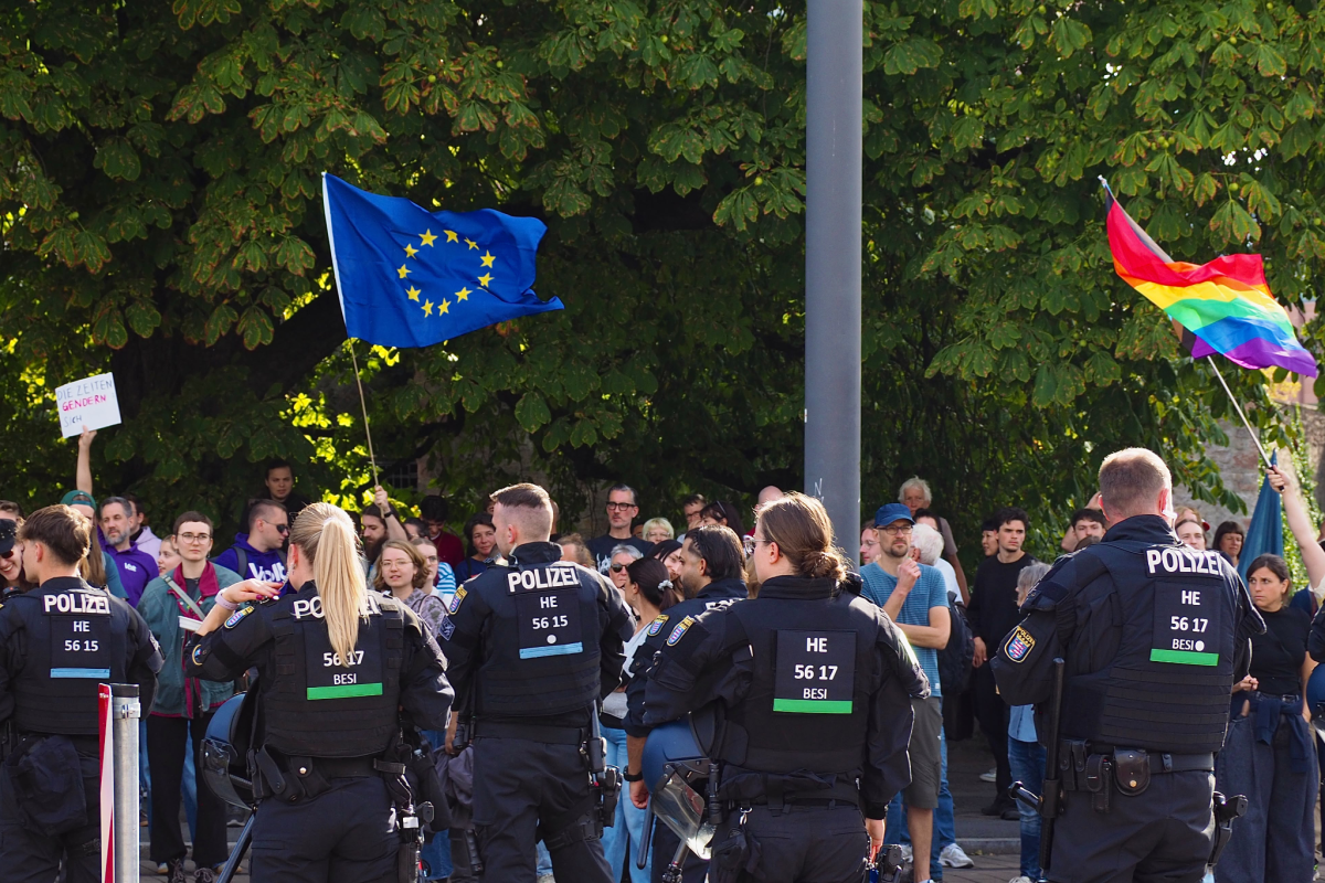 Gegendemonstranten und Polizei