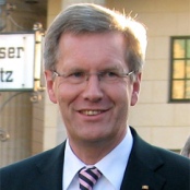 Der Bundespräsident Christian Wulff schwankt. Foto: Franz Richter / CC-BY-SA