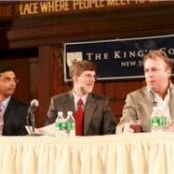 Dinesh D'Souza (links) und Christopher Hitchens (rechts); Bild: King's College