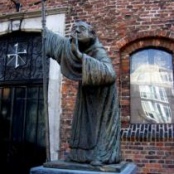 Niederlande: Skulptur vor Kirche, Quelle: pxielio.de
