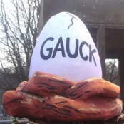 Das Gauck-Ei (Jacques Tilly)