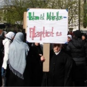 Demo in Berlin (http://www.wcurrlin.de/links/basiswissen/gz-eigenmaterial/islam/islam-ist-makellos-542pix.jpg)