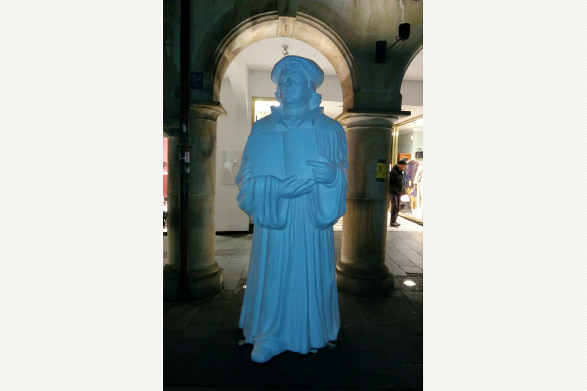 Bitte bekritzeln: Weiße Luther-Statue