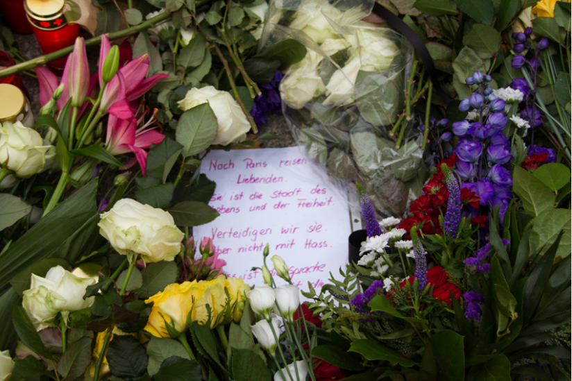 Blumen und Kerzen vor der französischen Botschaft