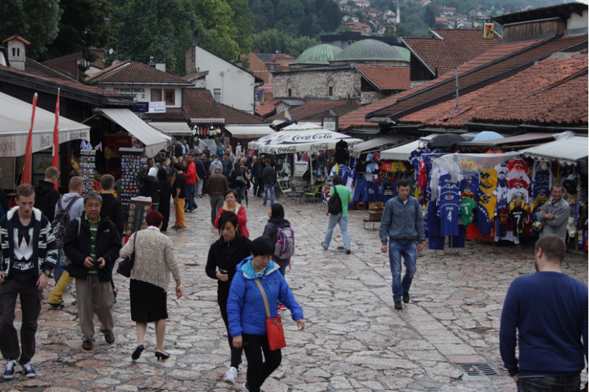 Touristen in den Strassen Sarajevos