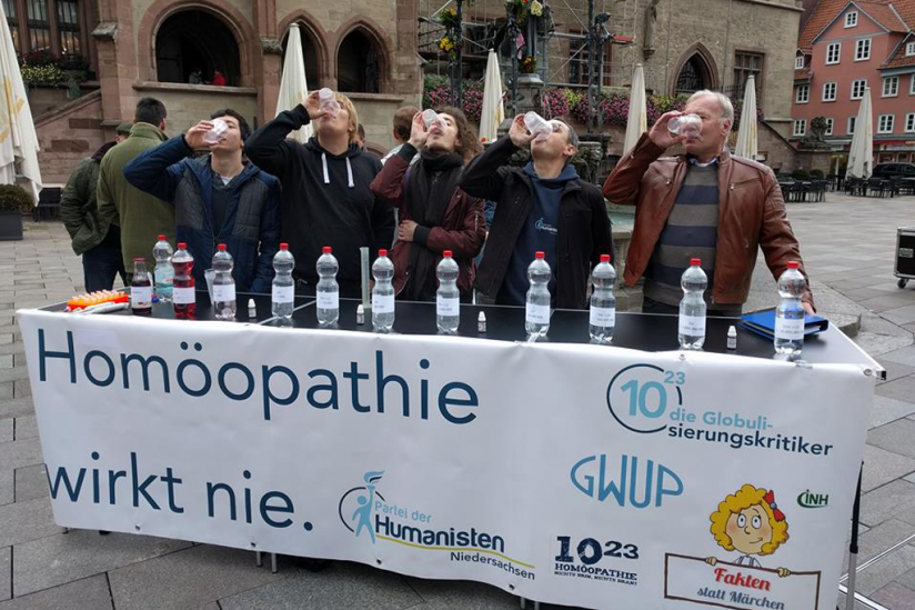 Skeptiker "vergiften" sich bei der 10^23-Aktion in Göttingen.
