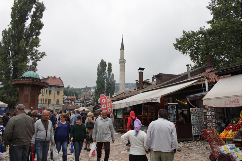 Auf dem Markt, im Hintergrund die renovierte Moschee