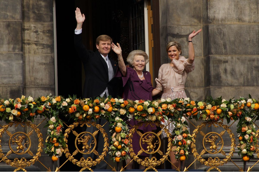 König Willem-Alexander, Ex-Königin Beatrix und Königin Máxima nach dem Thronwechsel am 30. April 2013 in Amsterdam.