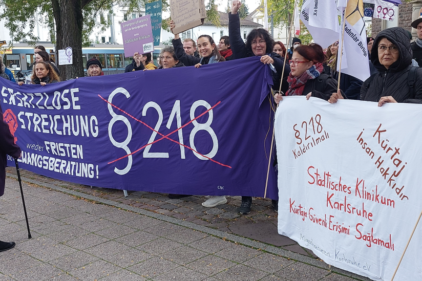 Demonstration vor dem Städtischen Klinikum Karlsruhe