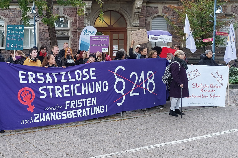 Demonstration vor dem Städtischen Klinikum Karlsruhe