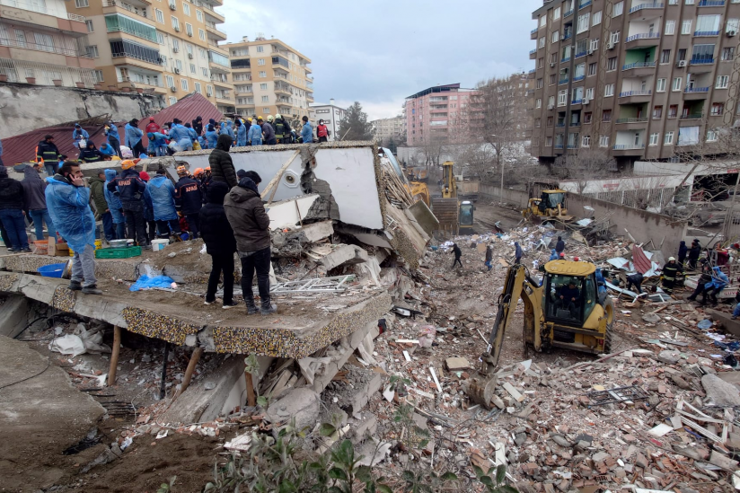 Aufräumarbeiten nach dem verheerenden Erdbeben in Diyarbakır, Türkei