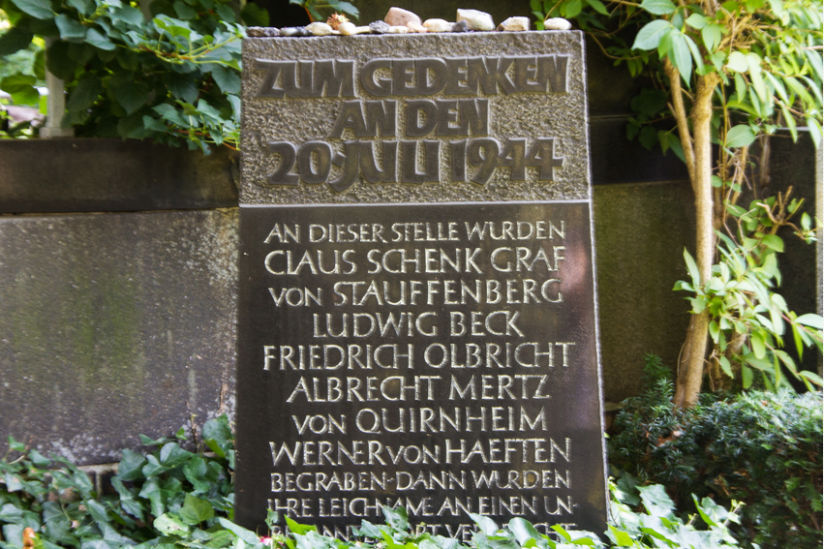 Gedenkstein auf dem Alten St.-Matthäus-Kirchhof Berlin, Foto: © Frank Nicolai