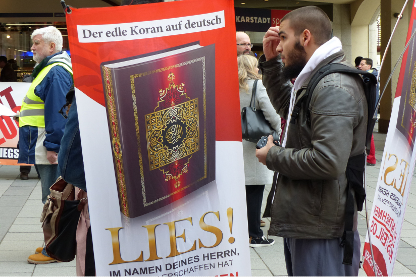 Koranverteilung in der Fussgängerzone in München 