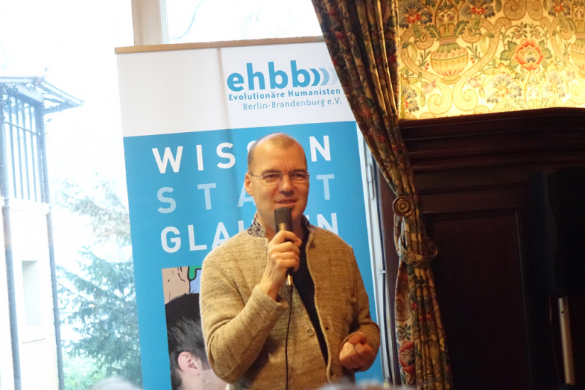 Hellge Haufe, 1. Vorsitzender der gbs-Berlin-Ehbb-e.V. eröffnet die ATHvents-Lesung 2016