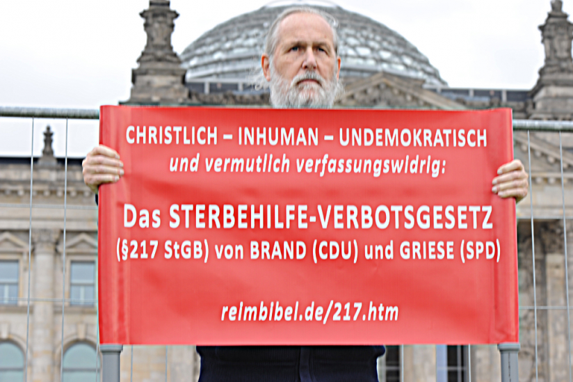 Wolfgang Klosterhalfen protestiert vor dem Reichtagsgebäude gegen den § 217 StGB