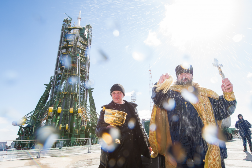 Als Priester darf man immer eine Art Phallus in die Luft halten und Wasser durch die Gegend spritzen, und alle müssen dabei ernst bleiben: Raketenstart in Baikonur.